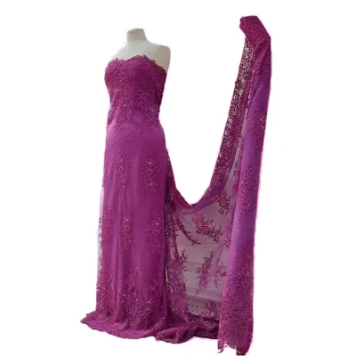 Pizzo su tulle con ricamo macarme acquamarina manichino 1