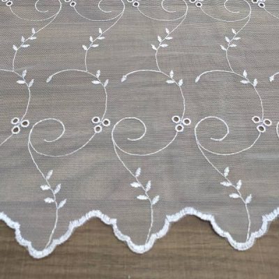 Tessuto per tende raffinato in tulle bianco ricamato 1