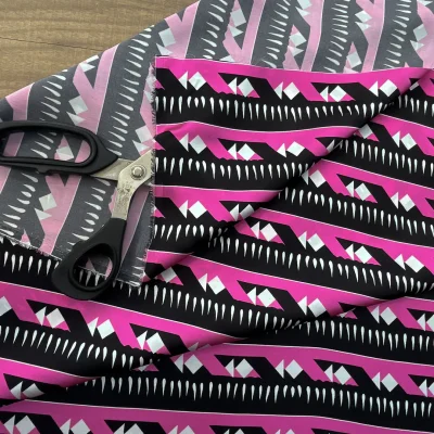 Scampoolo di tessuto in raso di seta coprente con fantasia geometrica 2