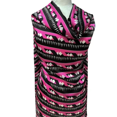 Scampoolo di tessuto in raso di seta coprente con fantasia geometrica manichino 2