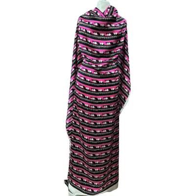 Scampoolo di tessuto in raso di seta coprente con fantasia geometrica manichino 1