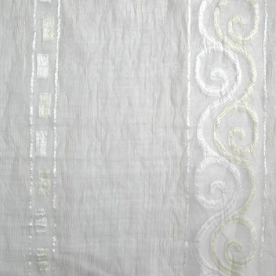 Scampolo tessuto per tende in organza a righe e ghirigori grigio oro disteso 1