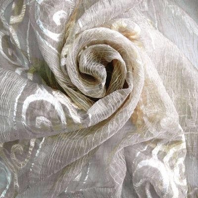 Scampolo tessuto per tende in organza a righe e ghirigori grigio oro arricciato 1