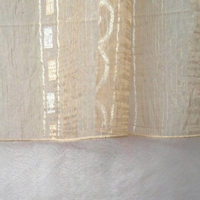 Scampolo tessuto per tende in organza a righe e ghirigori grigio oro appeso dettaglio 1