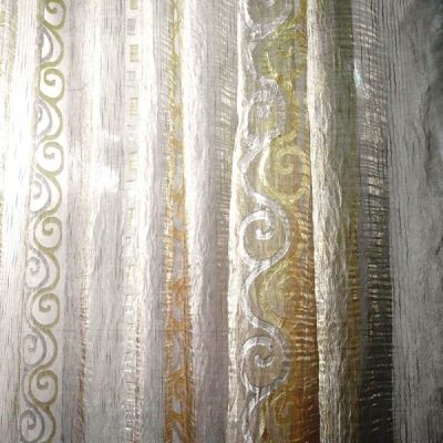 Scampolo tessuto per tende in organza a righe e ghirigori grigio oro appeso 1