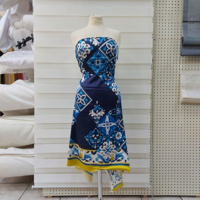 Scampolo in raso di seta fantasia su sfondo blu made in italy 4