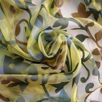 Scampolo tessuto per tende in organza a ghirigori naturali verde e marrose arricciato 1