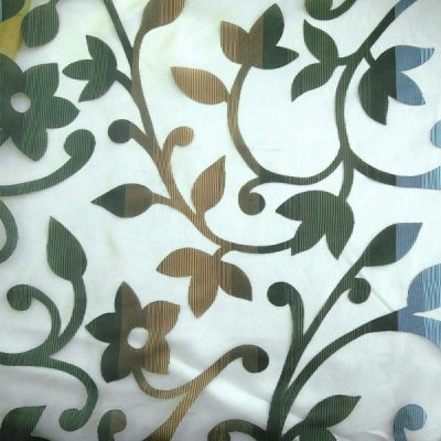 Scampolo tessuto per tende in organza a ghirigori naturali verde e marrose disteso 1