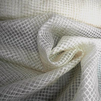 Tessuto per tende in organza a quadrettini color panna arricciato 1