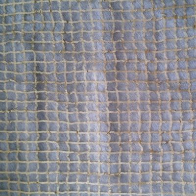 Tessuto per tende in organza a quadrettini color panna disteso 1