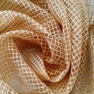 Tessuto per tende in organza a quadrettini beige arricciato 1