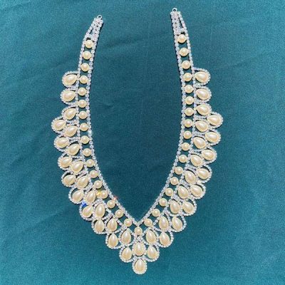 Scollatura per abiti eleganti con strass e perle