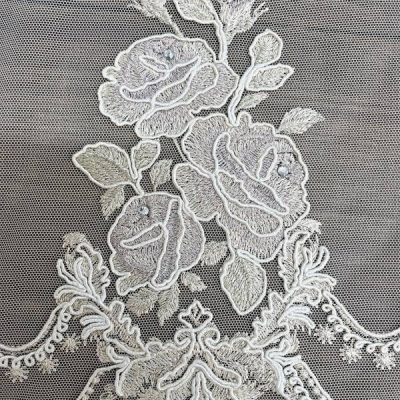 Tenda in tulle bianco con ricami di rose 3