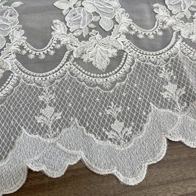 Tenda in tulle bianco con ricami di rose 2