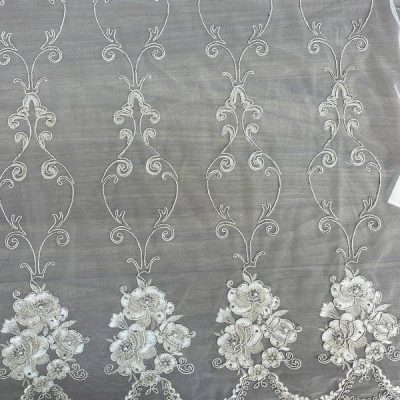 Tenda in tulle bianco con ricami di rose 1