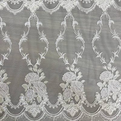 Tenda in tulle bianco con ricami di rose 4