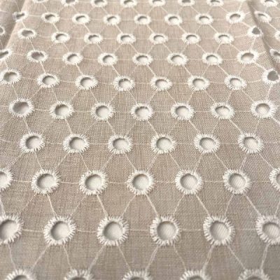 Tessuto per tende moderne al metro con fori ricamati variante tortora