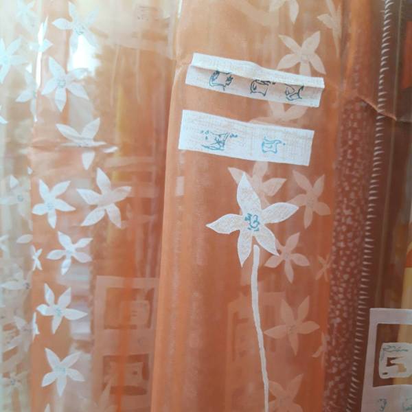Tessuto per tende di colore arancione con fiori bianchi - Alt.300 cm - immagine 3