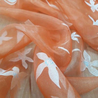 Tessuto per tende di colore arancione con fiori bianchi - Alt.300 cm