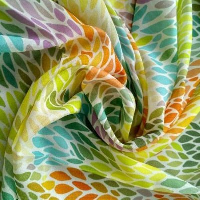 Tessuto per tende crepe effetto seta con fantasia a foglie multicolor bianco dettaglio arricciato