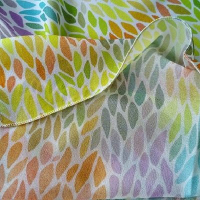 Tessuto per tende crepe effetto seta con fantasia a foglie multicolor bianco dettaglio piega