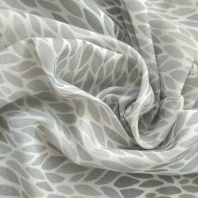 Tessuto per tende crepe effetto seta con fantasia a foglie grigio bianco dettaglio arricciato