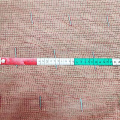 Tessuto per tende in organza verde con tramatura a quadretti rossa 3
