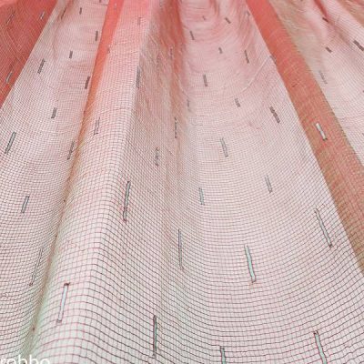 Tessuto per tende in organza verde con tramatura a quadretti rossa 4