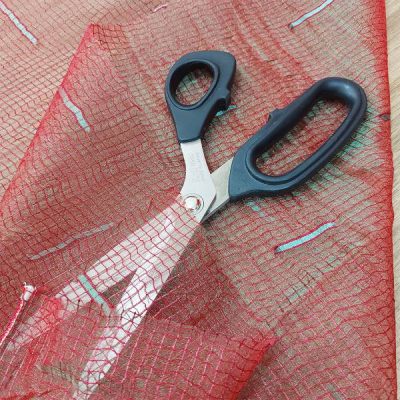 Tessuto per tende in organza verde con tramatura a quadretti rossa 2