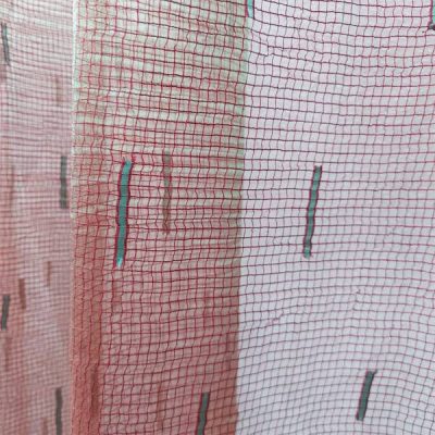 Tessuto per tende in organza verde con tramatura a quadretti rossa 1