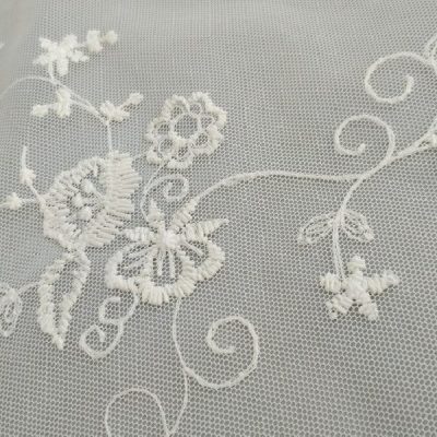 Tessuto per tende in pizzo e tulle a fiori e foglie ricamati - bianco