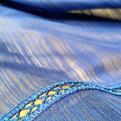 Tendina rifinita a crochet Q blu 2