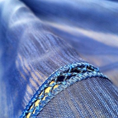 Tendina rifinita a crochet Q blu 1