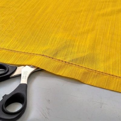 Tendina rifinita a crochet giallo 1