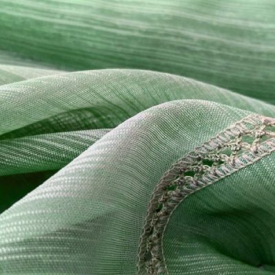 Tendina rifinita a crochet verde 2