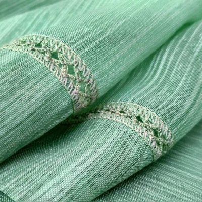 Tendina rifinita a crochet verde 1