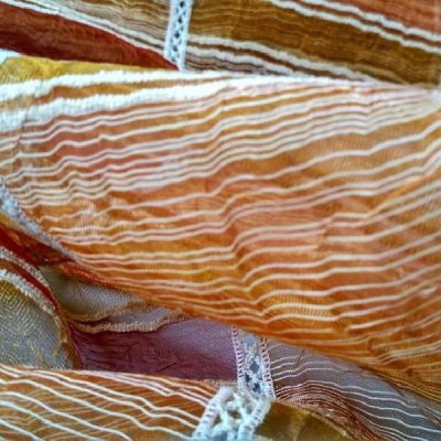 Tessuto per tende a vetro in organza bordato a crochet al metro con quadri e righe multicolore colori caldi dettaglio 3