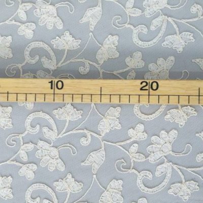 Tessuto per tende a vetro avorio in tulle ricamato bianco dettaglio riga