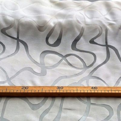 Tessuto per tende a vetro moderno con ghirigori devorè bianco/nero righello