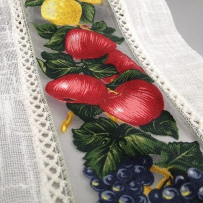 Tendina con bordature a crochet e motivo frutta 3