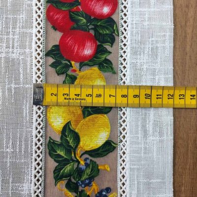 Tendina con bordature a crochet e motivo frutta 2