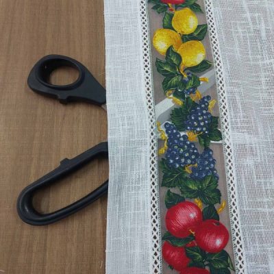 Tendina con bordature a crochet e motivo frutta 1