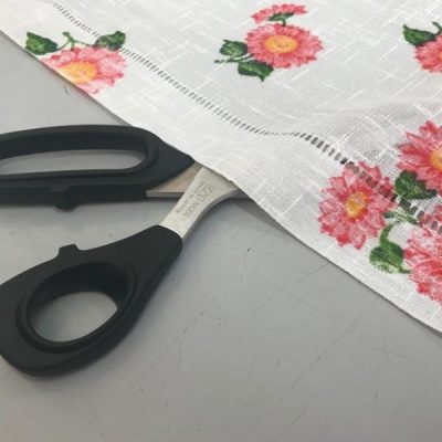 Tessuto per tende a vetro tendine rustico con fantasia floreale bianco al metro forbice 1