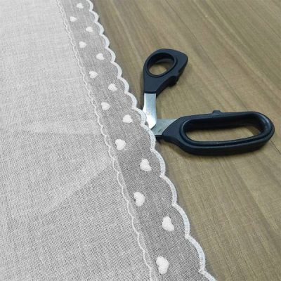 Tessuto per tende a vetro con orli ricamati cuore shabby chic dettaglio forbice trasparenza