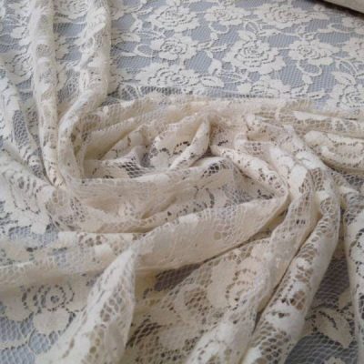 Pizzo ricamato motivo floreale beige bianco 2