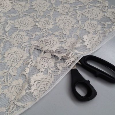 Pizzo ricamato motivo floreale beige bianco 1