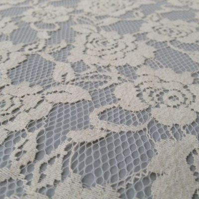 Pizzo ricamato motivo floreale beige bianco 5