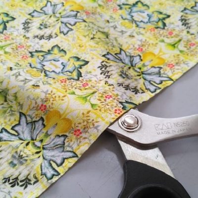 Tessuto a fiori leggermente lucido 2