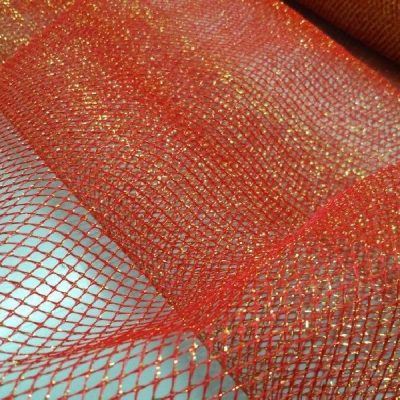 Tessuto a rete per abiti e decori al metro rosso dettaglio