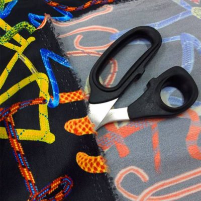 Raso di seta con disegno lacci con sfondo nero 4